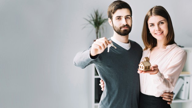 Casal com chave de imóvel